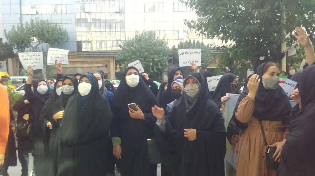 تجمع پذیرفته‌نشدگان آزمون استخدامی آموزشیاران نهضت سوادآموزی مقابل مجلس/ چاره‌ای جز ادامه کار در نهضت سوادآموزی نداریم 