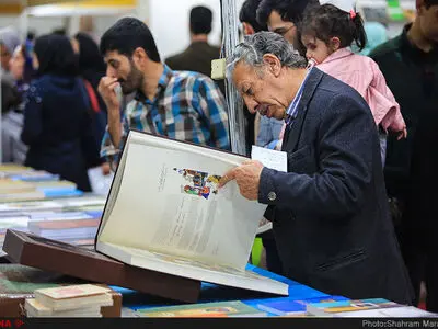 "از من بپرس" راهنمای مردم در نمایشگاه کتاب