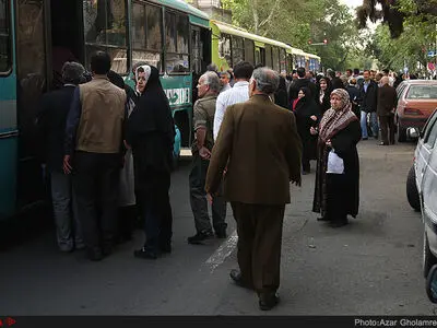  آغاز همایش گروه‌های کارگری در مقابل ساختمان تشکیلات مرکزی خانه کارگر در تهران برای حضور در حرم مطهر امام خمینی (ره)