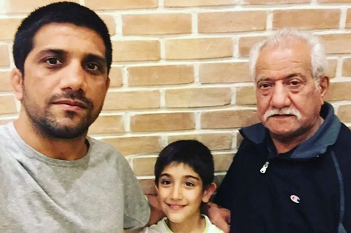علیرضا دبیر عزادار شد