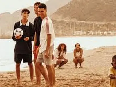 ویدئو: تعطیلات متفاوت یامال؛ ستاره بارسا در ساحل دبی کنار کودکان