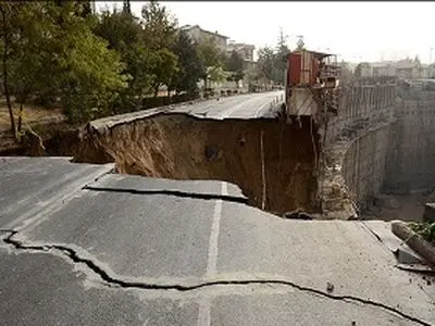 فرو رفتن پمپ‌بنزین قاهره در شکاف ۱۵ متری+ فیلم