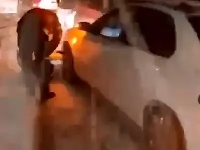 فیلم لحظه امدادرسانی ماموران پلیس راه خراسان به خودروهای گرفتار در برف