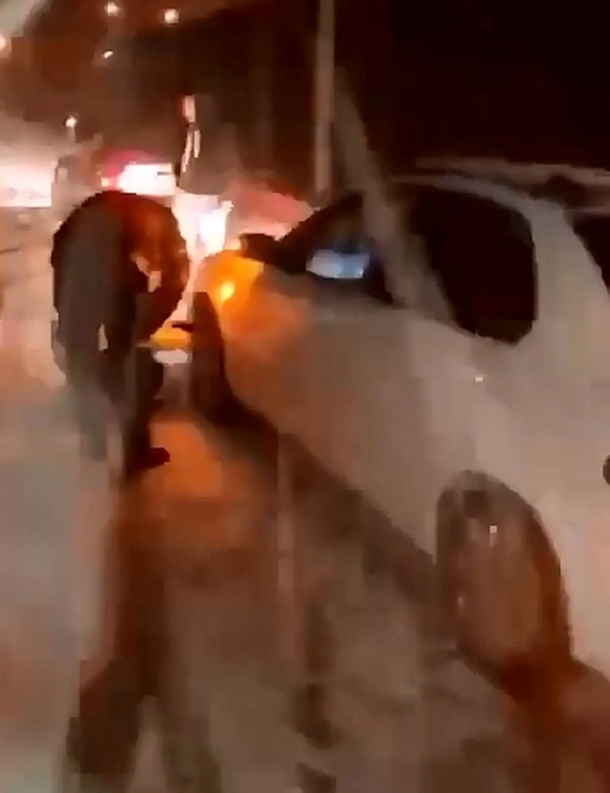 فیلم لحظه امدادرسانی ماموران پلیس راه خراسان به خودروهای گرفتار در برف