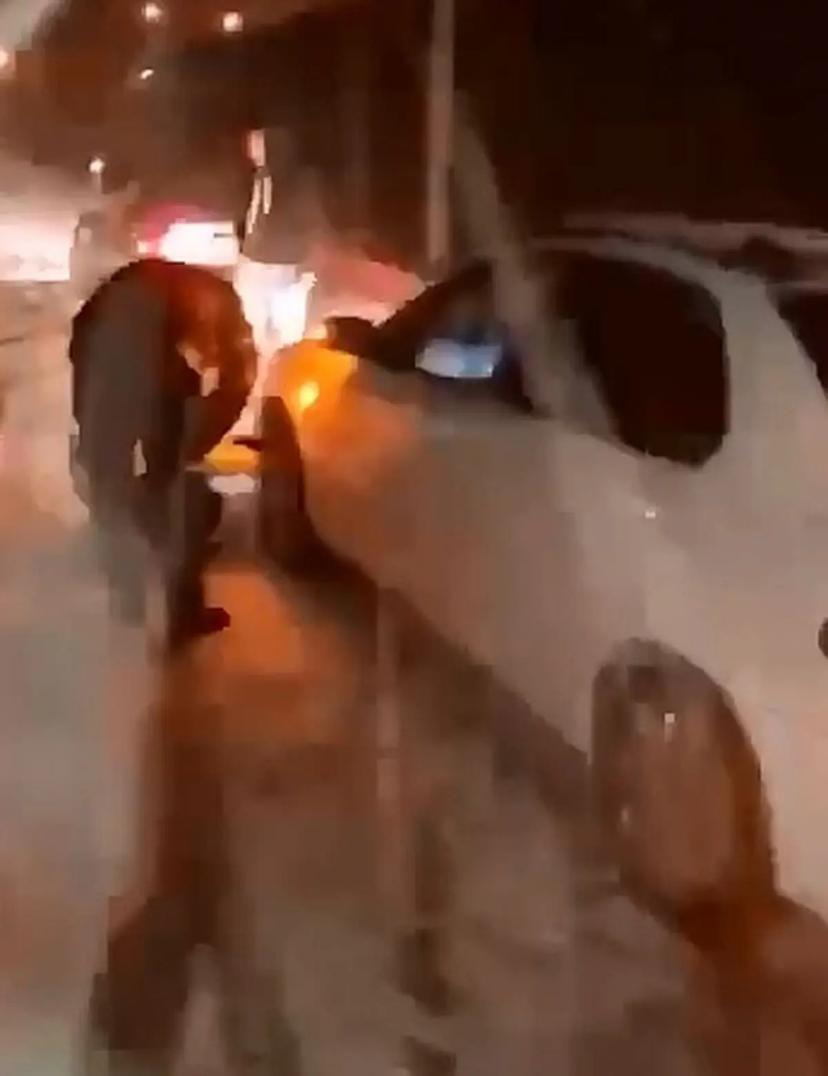 فیلم لحظه امدادرسانی ماموران پلیس راه خراسان به خودروهای گرفتار در برف
