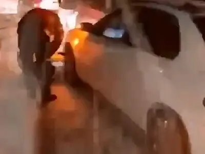 فیلم لحظه امدادرسانی ماموران پلیس راه خراسان به خودروهای گرفتار در برف
