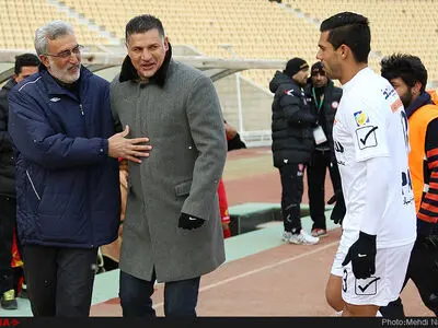 مسابقه فوتبال بین دو تیم نفت تهران و سایپای تهران