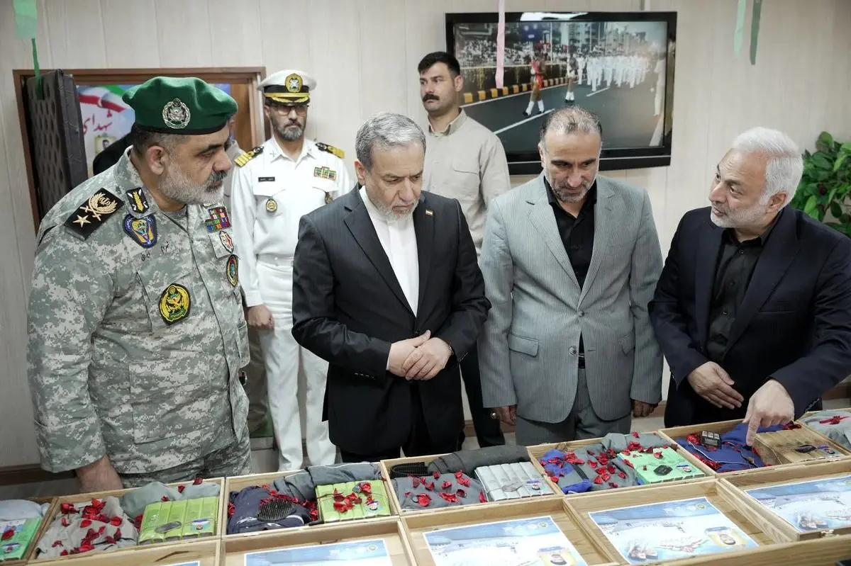 بازدید وزیر امور خارجه از نمایشگاه شهدای ناو دنا 