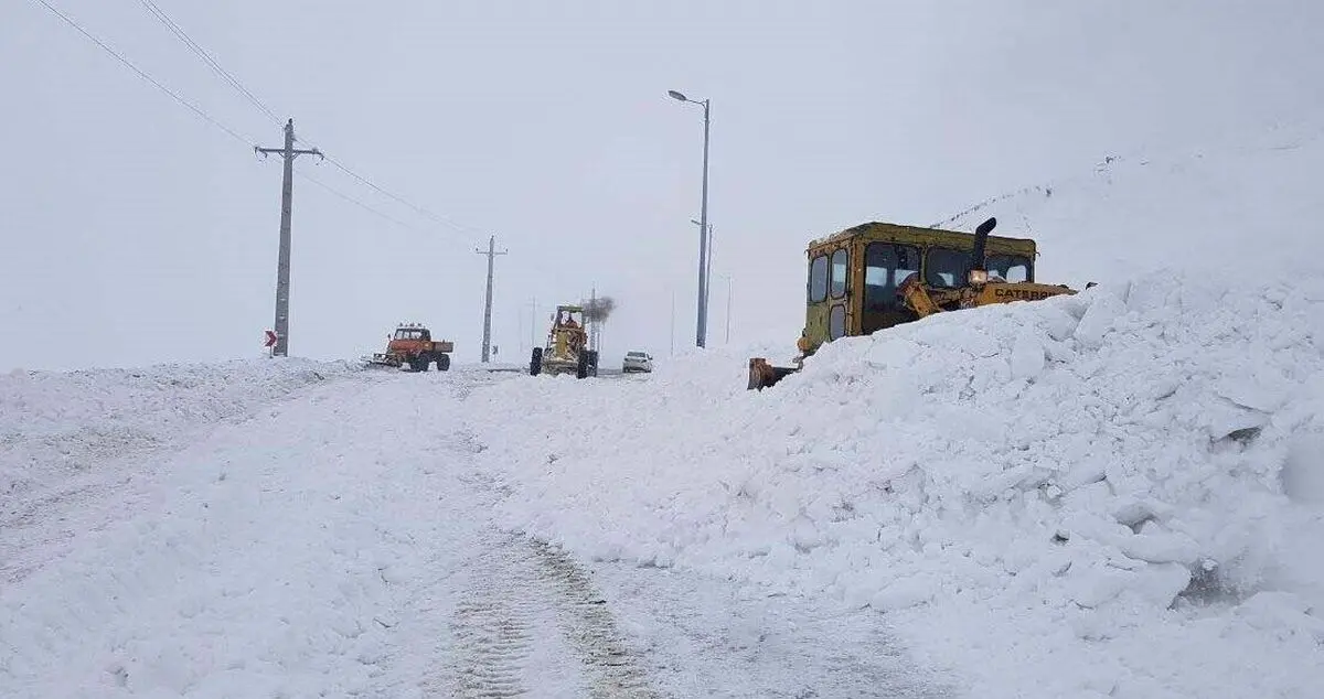 گردنه های الیگودرز مسدود است/ تردد در جاده های روستایی بدون زنجیر‌چرخ امکان‌پذیر نمی باشد‌ 
