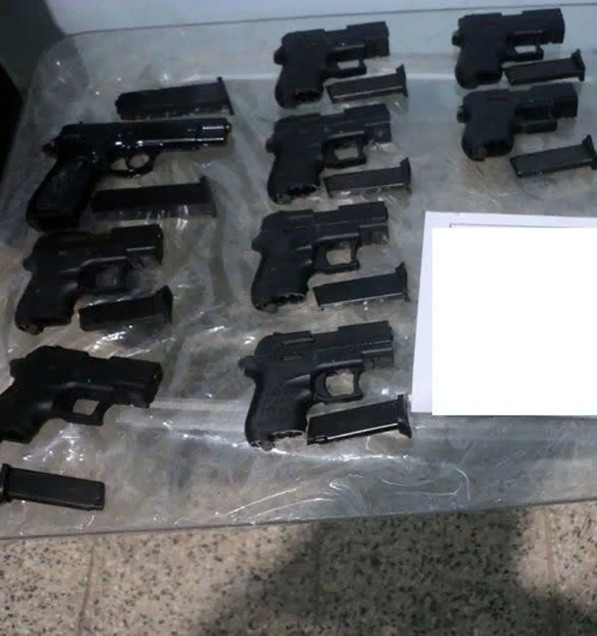 کشف ٩ قبضه سلاح کمری از صندلی‌های خودرو در شیراز