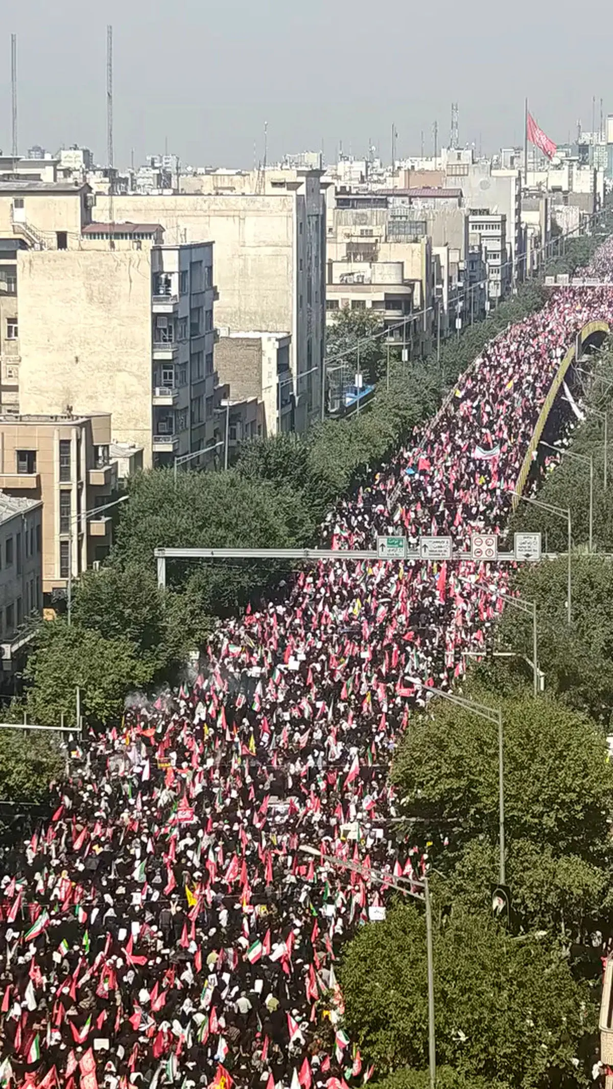 نمایی از پل کالج در خیابان انقلاب اسلامی؛ مراسم تشییع پیکر مطهر «آقای شهید ایران» و شهدای خانواده ایشان + فیلم