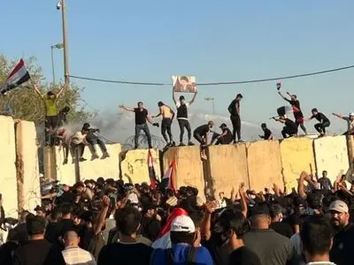 هجوم تظاهرات‌کنندگان عراقی به پارلمان