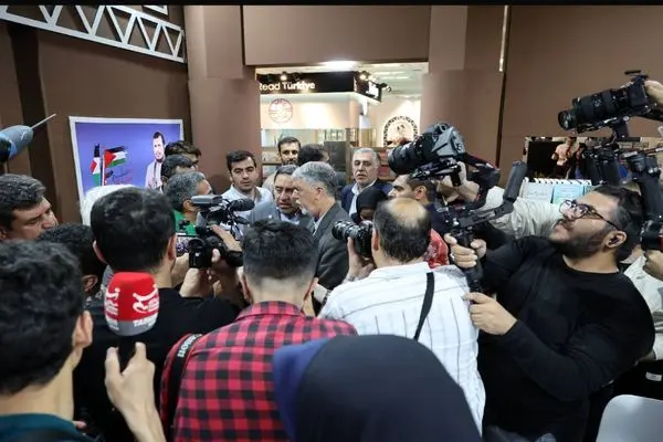 بازدید وزیر فرهنگ از نمایشگاه کتاب تهران/ صالحی: نمایشگاه کتاب محفلی برای گسترش دیپلماسی فرهنگی است