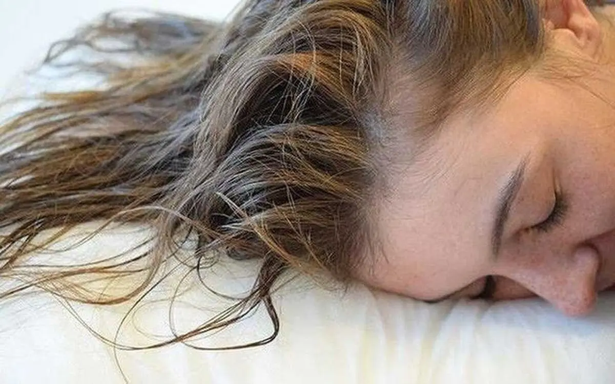 چرا نباید هرگز با موی خیس بخوابید؟