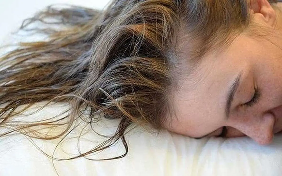چرا نباید هرگز با موی خیس بخوابید؟