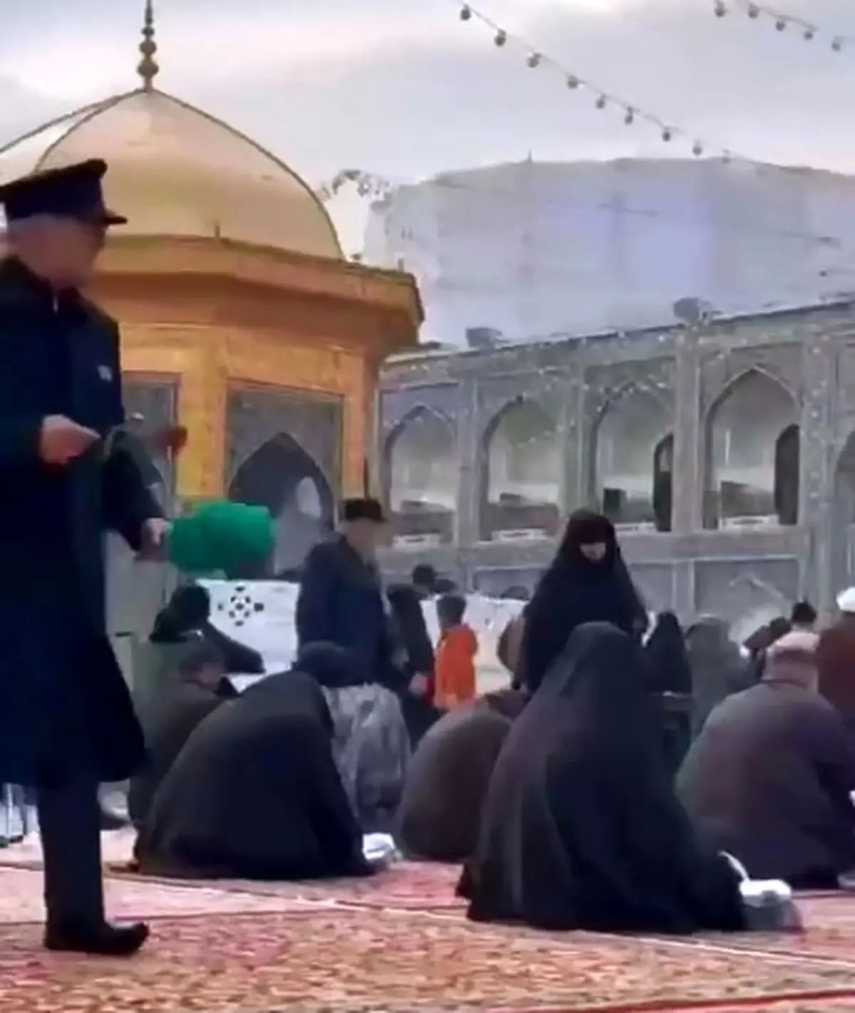 تبریک متفاوت روز مادر و روز زن در حرم امام رضا (ع) + فیلم