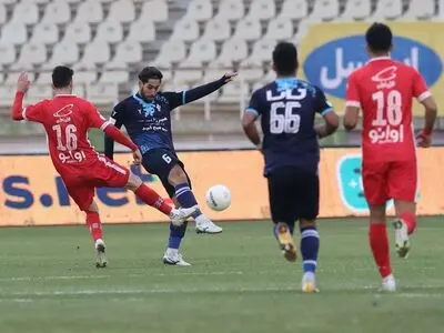 ویدیو: لحظه اعلام پنالتی به سود پیکان و اعتراض بازیکنان پرسپولیس