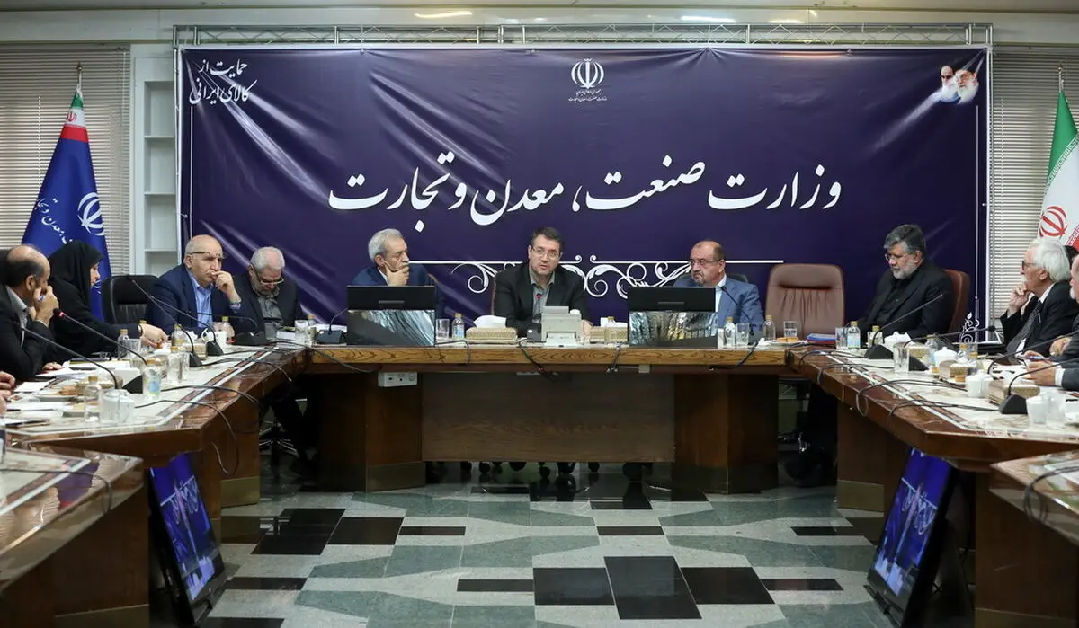 نشست هم اندیشی رحمانی با صادرکنندگان و صاحبان صنایع/ارائه گزارش مشکلات بخش خصوصی به رئیس جمهور