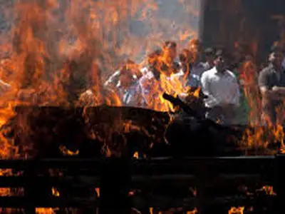 زنده شدن زن «مرده» لحظاتی پیش از سوزانده شدن در تابوت + فیلم