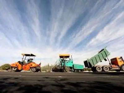 کیش، کارگاه عمرانی بزرگ تا نوروز ۱۴۰۴ / اصلاح معابر حادثه‌خیز و آسفالت شریان‌های اصلی در دستور کار