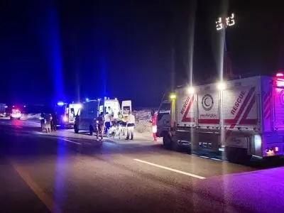 یک فوتی و دو مصدوم در تصادف تریلی با عابران پیاده در جاده لار–بندرعباس