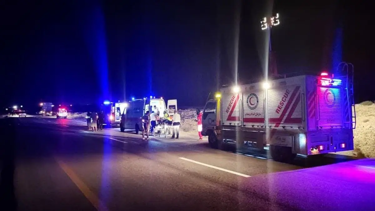 یک فوتی و دو مصدوم در تصادف تریلی با عابران پیاده در جاده لار–بندرعباس