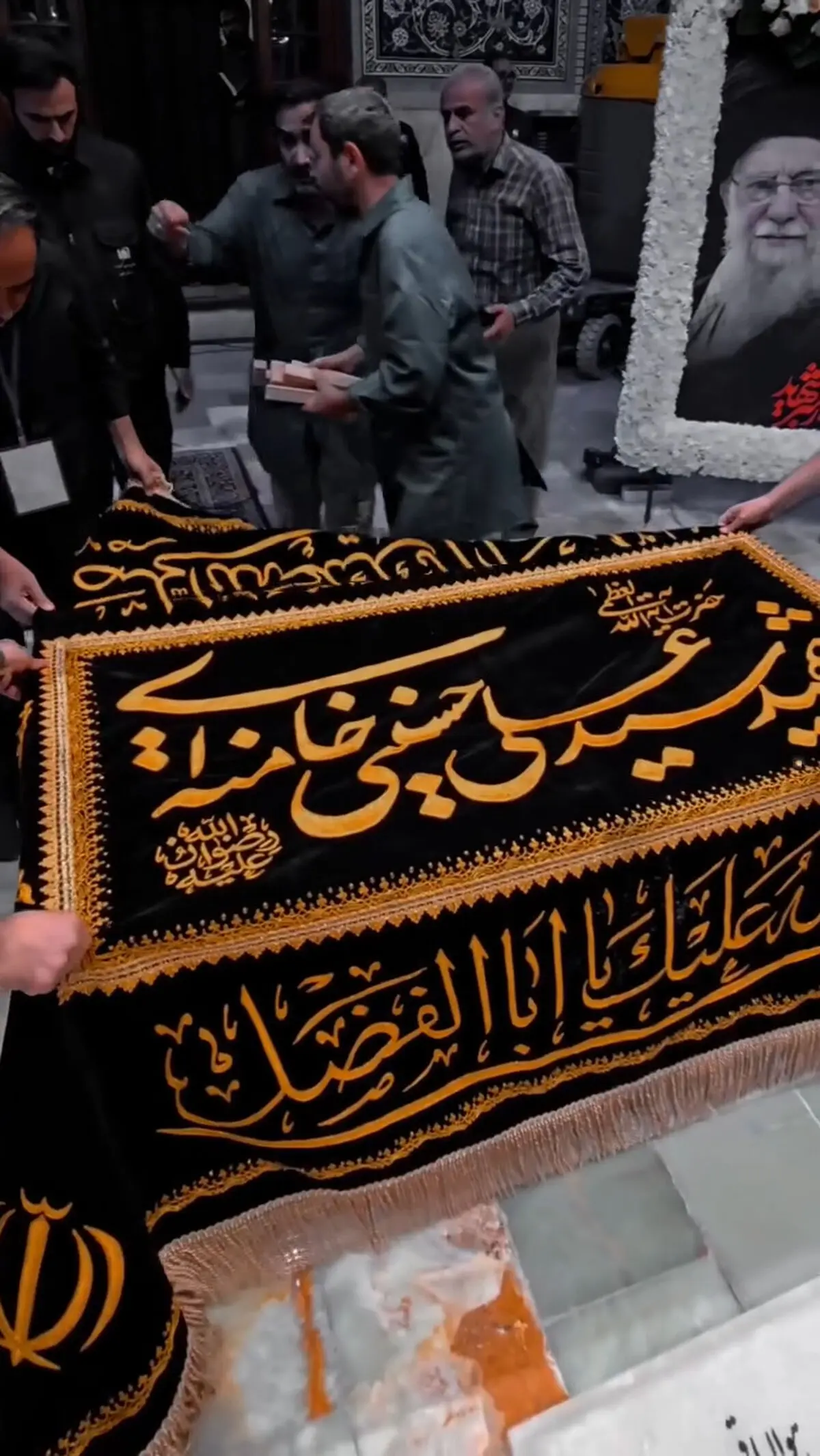 تصویری دیده نشده از لحظات آماده‌سازی مرقد رهبر شهید انقلاب+ فیلم