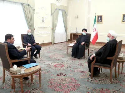 رؤساء السلطات الثلاث یؤکدون على تعزیز الاستقرار الاقتصادي في البلاد