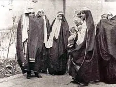 چرا در دوران مشروطه زنان ابروهای خود را لنگه به لنگه رنگ می‌ کردند؟