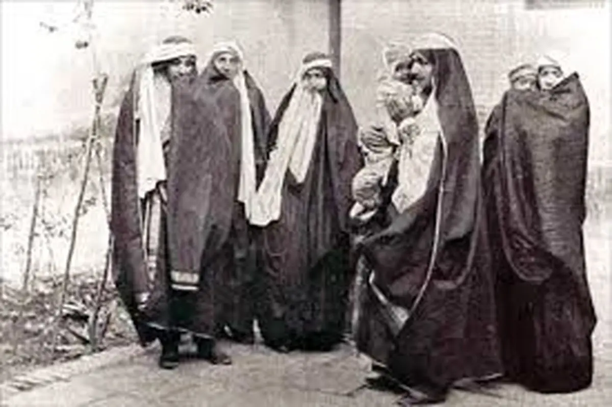 چرا در دوران مشروطه زنان ابروهای خود را لنگه به لنگه رنگ می‌ کردند؟