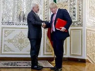 ظریف یهنىء بوریس جونسون بالمنصب الجدید 