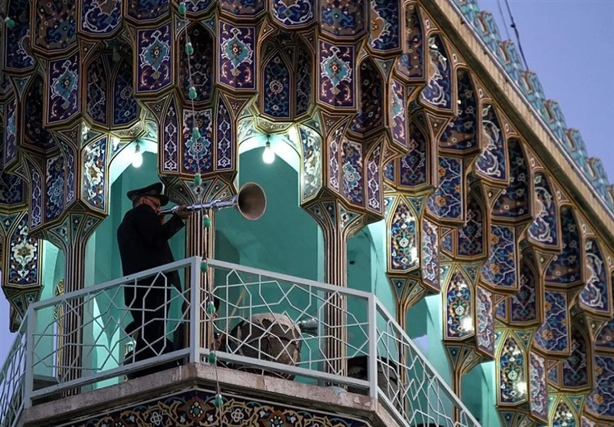 آیین سنتی صلات بر فراز گلدسته‌های حرم رضوی اجرا ‌شد