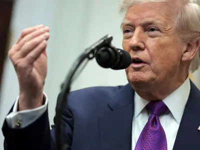 چرت زدن یکی از اعضای کنگره هنگام سخنرانی ترامپ + فیلم