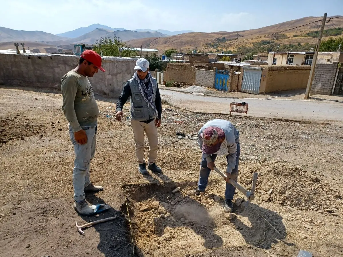 محوطه باستانی ستران آجین، زباله دانی محصور در ساخت و سازها 