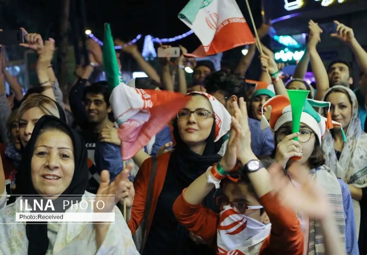 جشن و شادی شهروندان قزوینی بعد از پیروزی تیم ملی فوتبال ایران