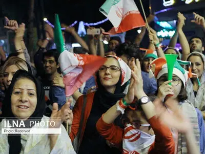 جشن و شادی شهروندان قزوینی بعد از پیروزی تیم ملی فوتبال ایران