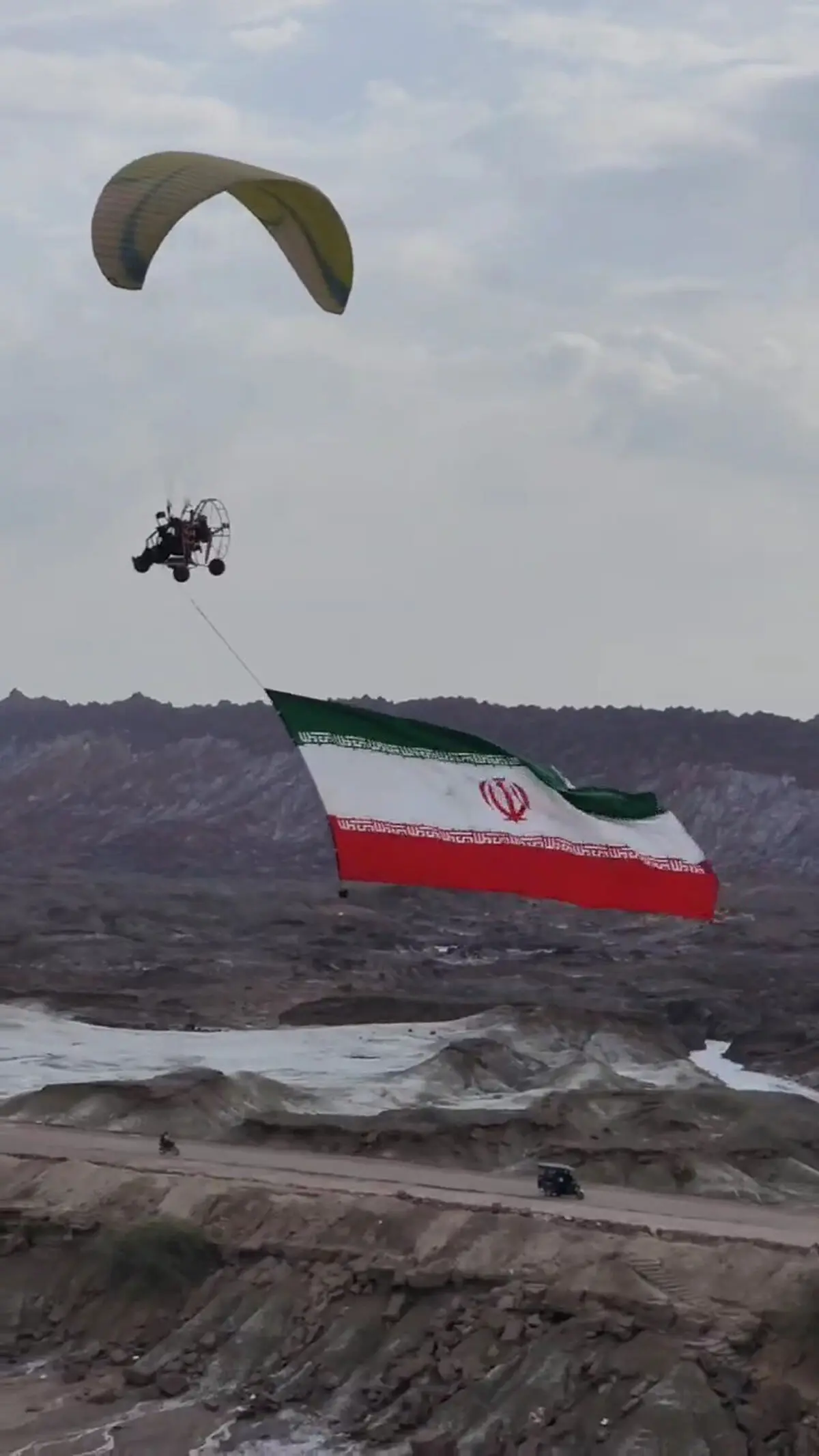  اهتزاز پرچم ایران در آسمان جزیره هرمز + فیلم