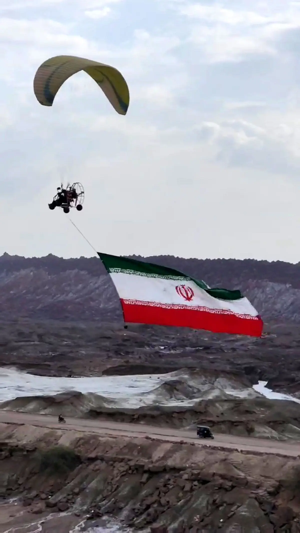  اهتزاز پرچم ایران در آسمان جزیره هرمز + فیلم