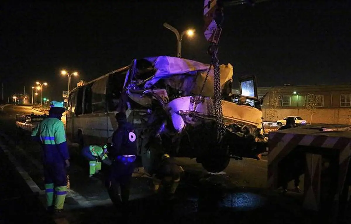 تصاویری از تصادف اتوبوس و تریلی در جاده قدیم کرج