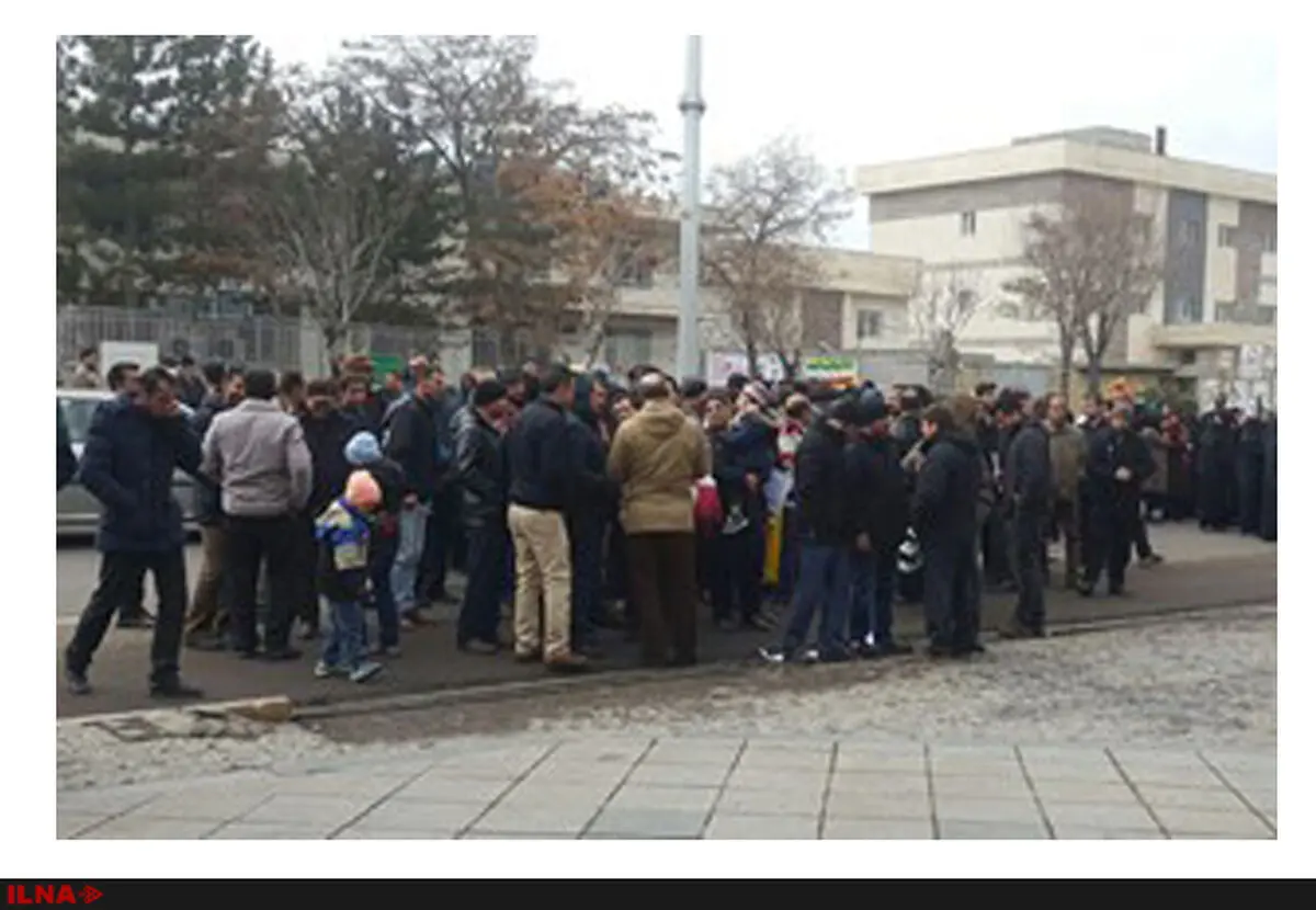 تجمع کارگران اخراجی روغن نباتی جهان در مقابل استانداری زنجان 