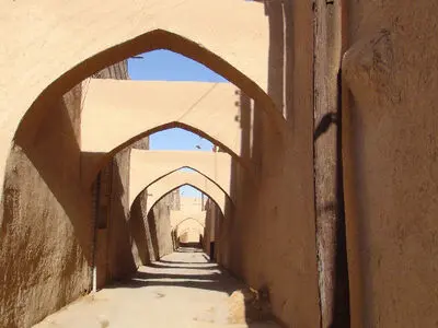 کلافگی شهروندان یزدی از افت فشار و قطعی مکرر آب در روز / افت روزانه ۹۰۰ لیتر بر ثانیه کمبود آب در شهر بادگیرها