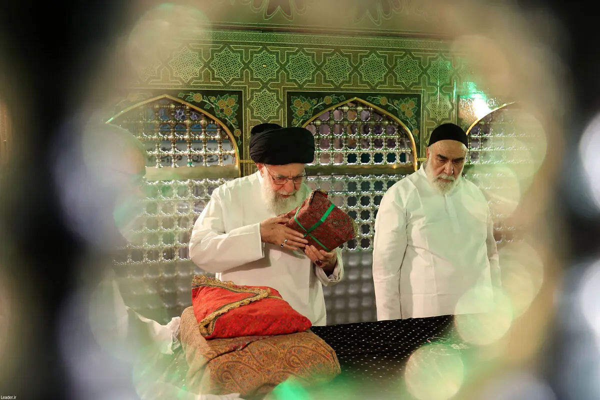 غبارروبی مضجع مطهر امام رضا (ع) با حضور رهبر انقلاب + تصاویر
