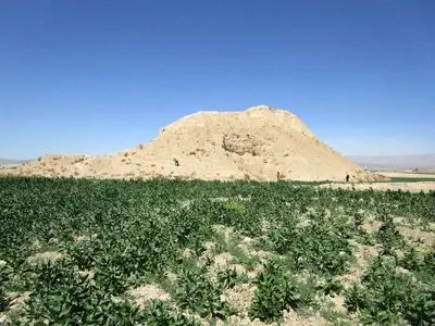 اوج آبادانی تل ضحاک واقع در استان فارس در دوره اشکانی و هخامنشی بوده است