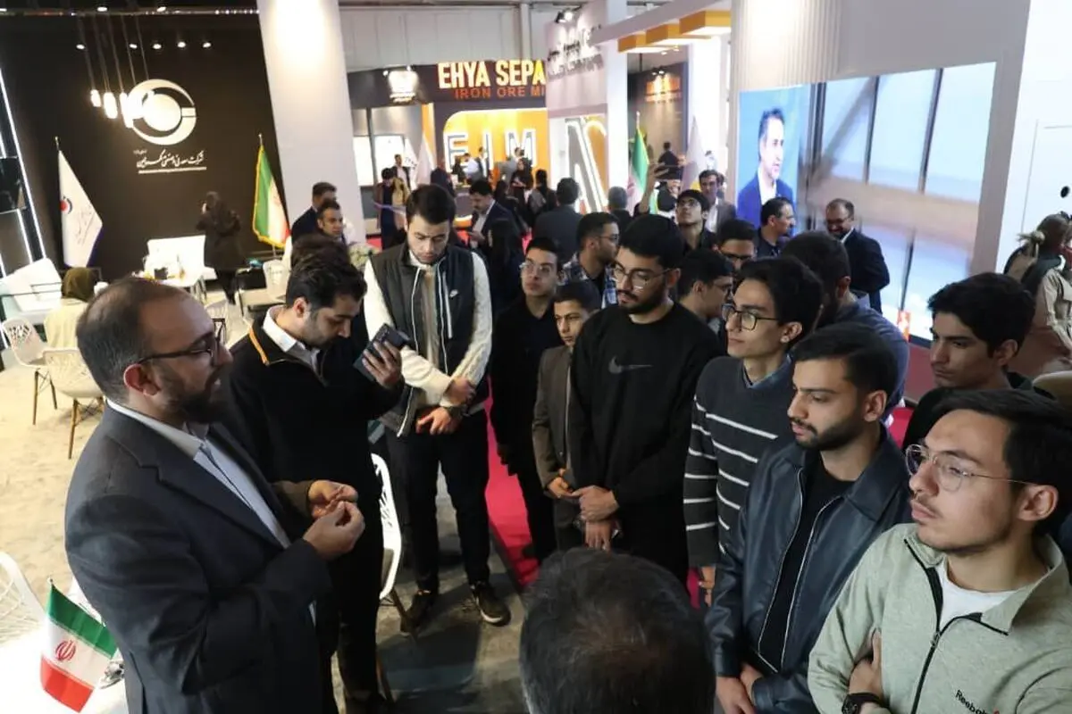بازدید دانشجویان دانشگاه علم و صنعت از غرفه گهرزمین