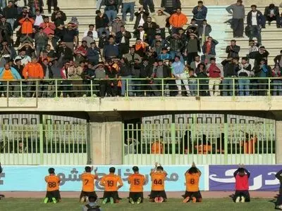 عذرخواهی به سبک مس؛ زانو زدن برابر هواداران (عکس)