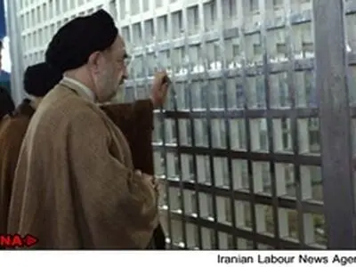 اداى احترام سید محمد خاتمى به امام خمینى(س)