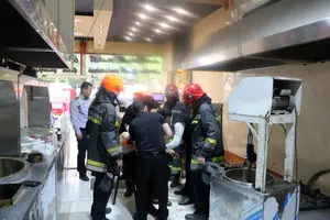 گیر کردن دست یک کارگر جوان بین دستگاه صنعتی آشپزخانه