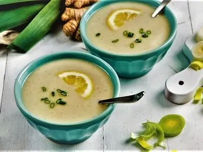 طرز تهیه سوپ تره‌فرنگی با عصاره سیر و سبزیجات