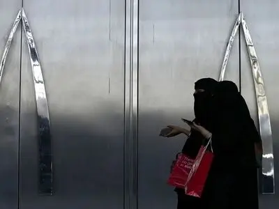 هشدار سفارت عربستان در لاهه به شهروندانش برای التزام به قانون منع استفاده از نقاب در هلند