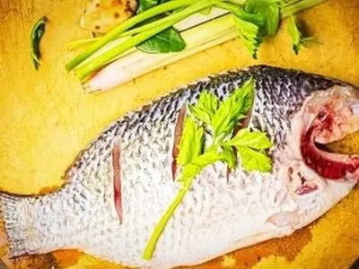 رفع بوی بد ضخم ماهی از دست و ماهی تابه